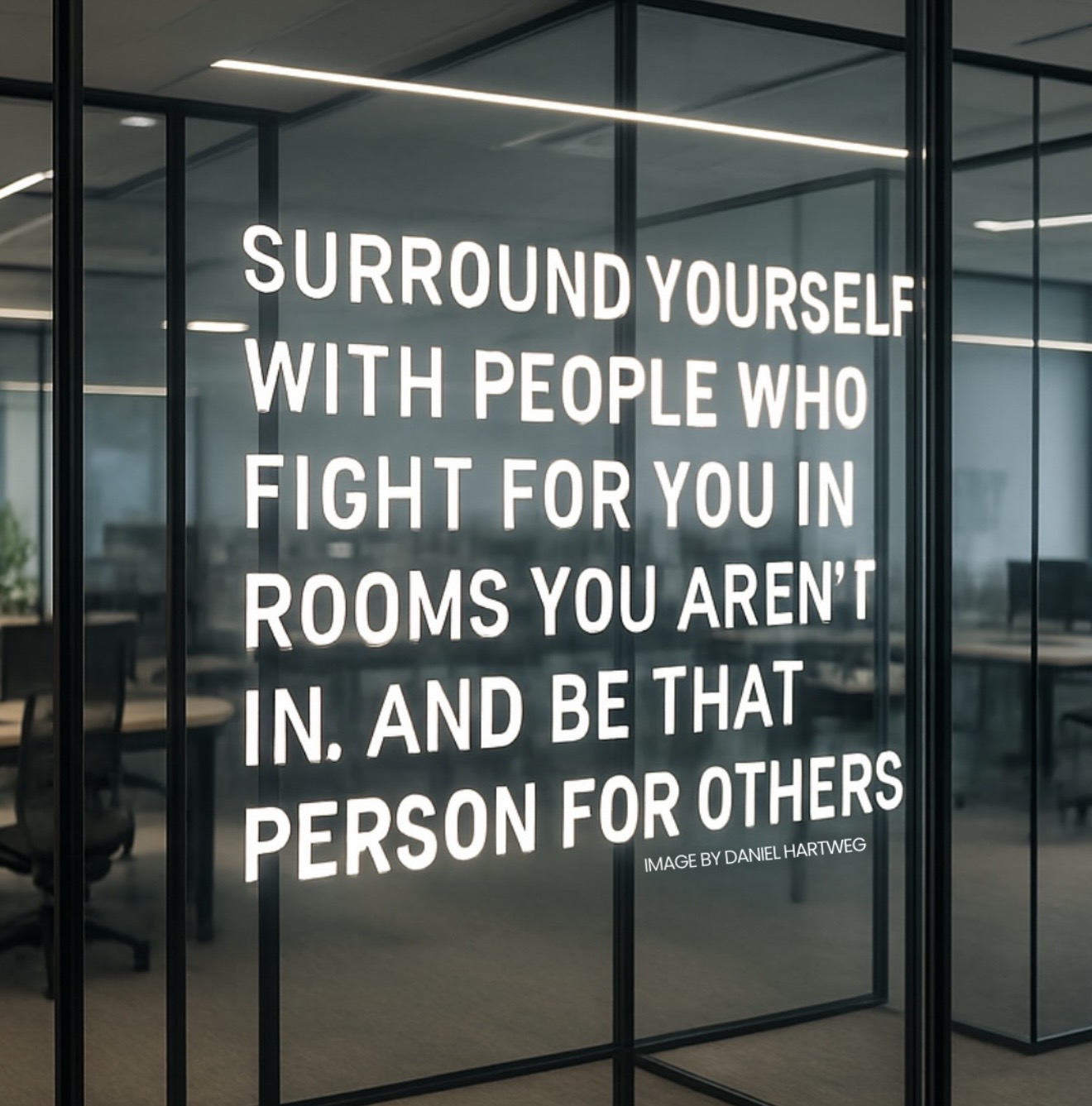 Foto van een glazen wand met de tekst: 'Surround yourself with people who fight for you in rooms you aren't in, and be that person for others.' Dit staat symbool voor bedrijven met een goede teamontwikkeling.